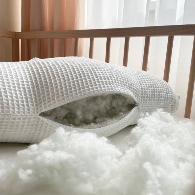 Pernuta decorativa patut bebe din tesatura vafe Norisor alb2